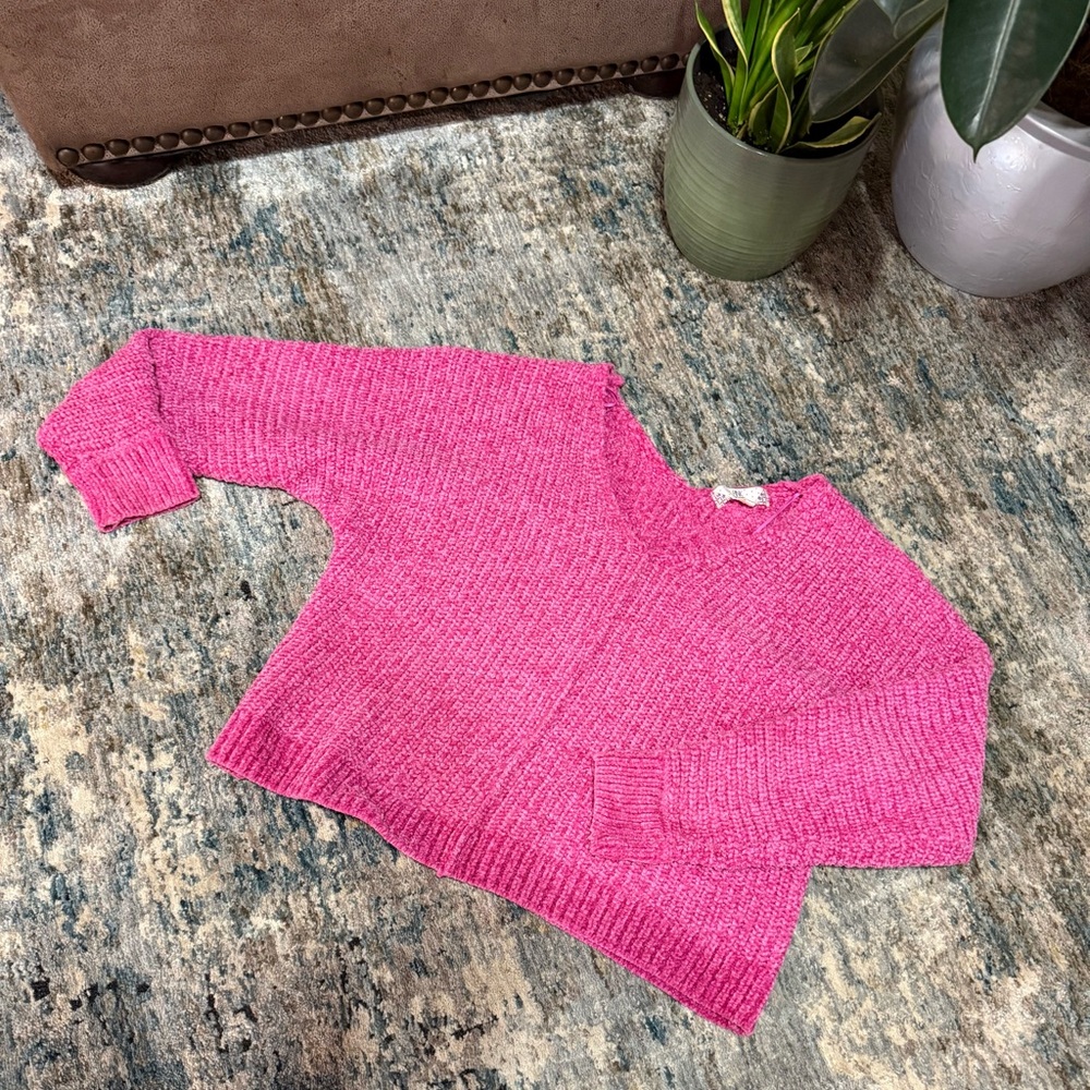 Pink sweater, like new, no tags 
100% polyester 
Loose fitting and waist height